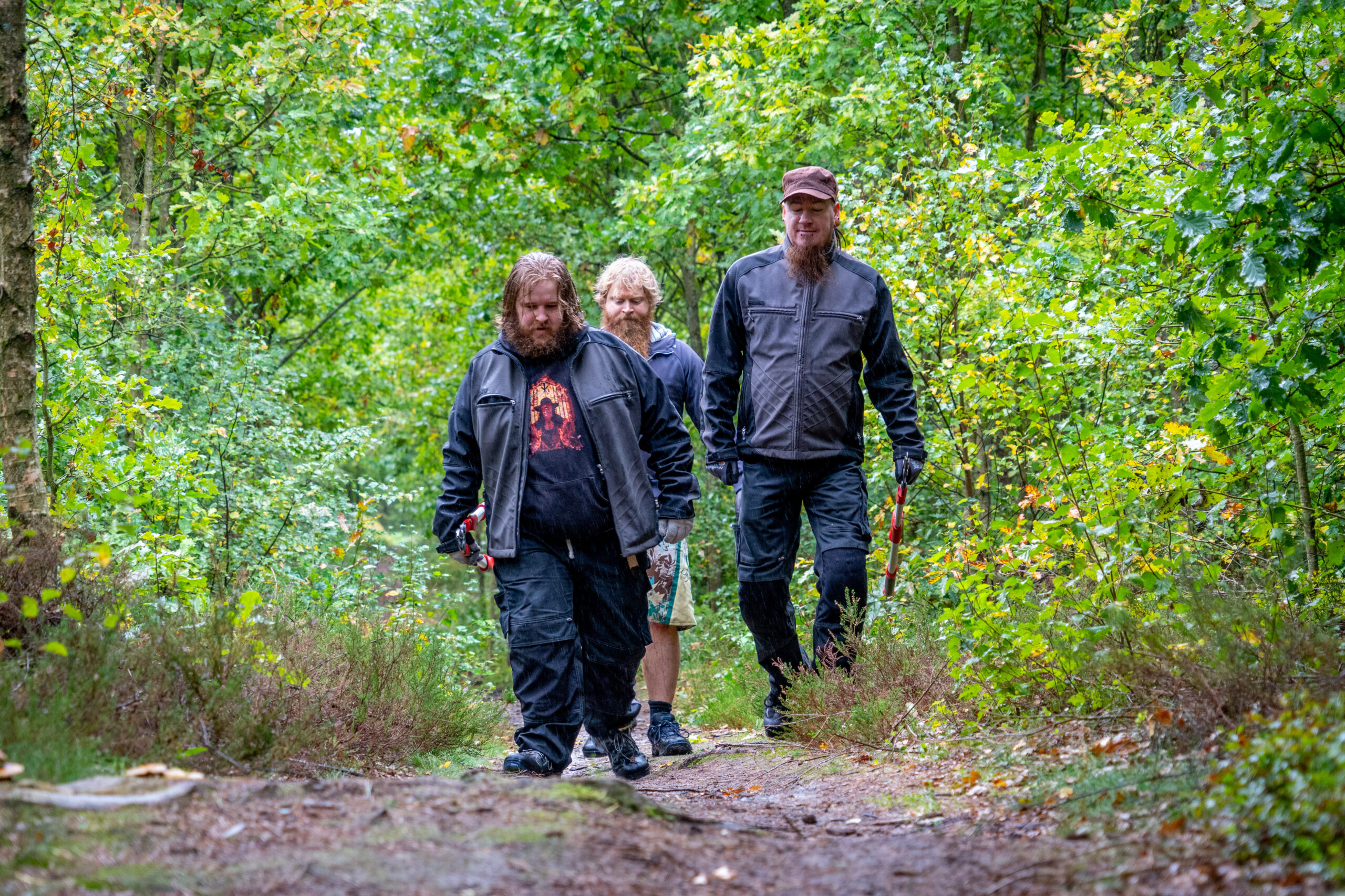 Tre mænd går tur i skoven